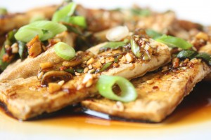 Gebakken tofu met yangnyeomjang