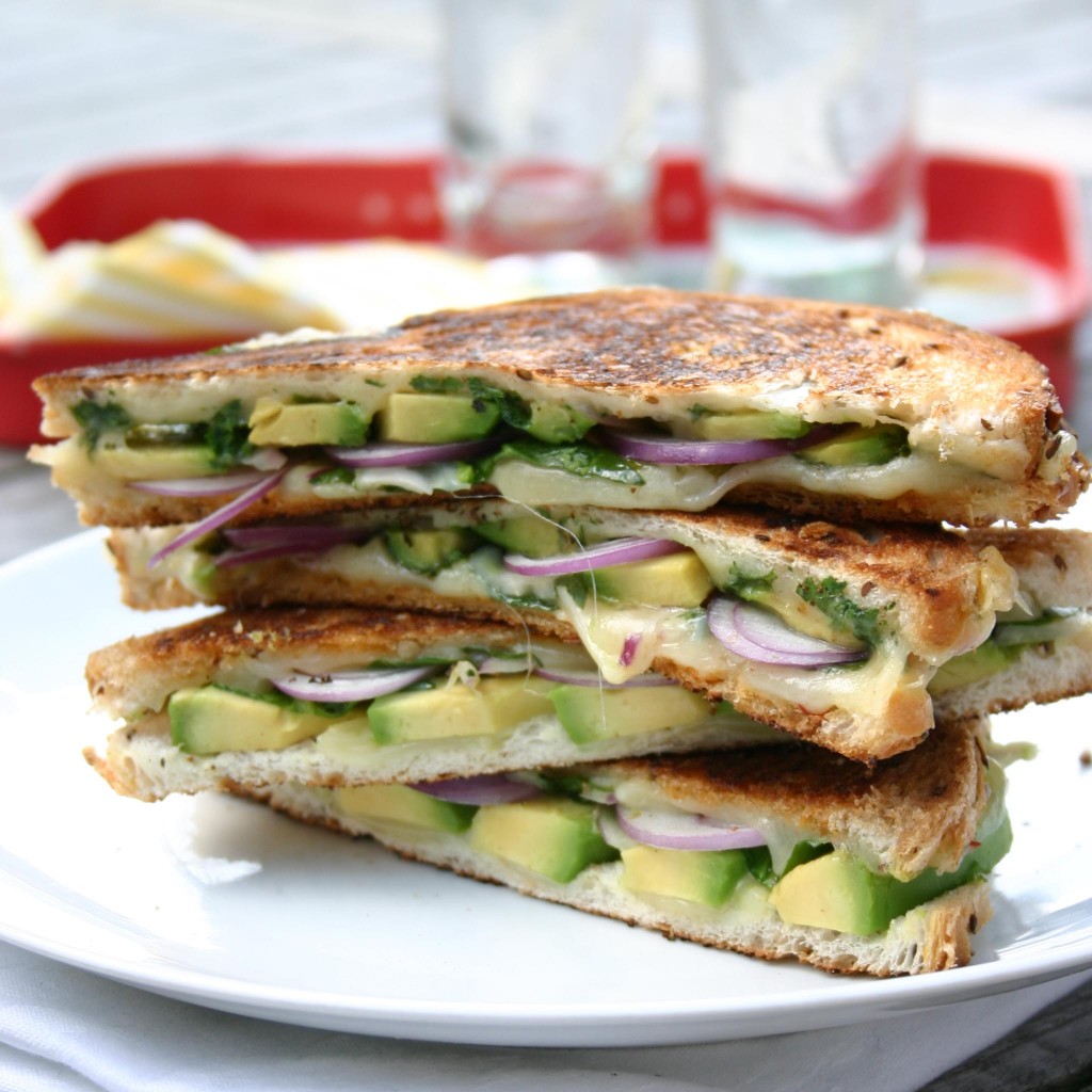 Grilled cheese sandwich met avocado